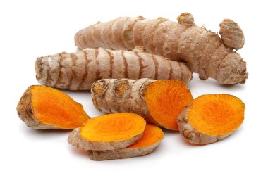 Taze zerdeçal ve beyaz arka plan üzerinde izole dilimleri