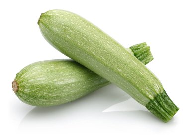 Beyaz arka plan üzerinde izole taze bütün kabak