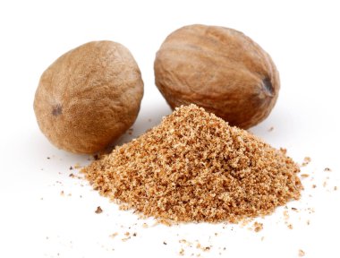 Beyaz arka plan üzerinde izole bütün ve rendelenmiş hindistan cevizi