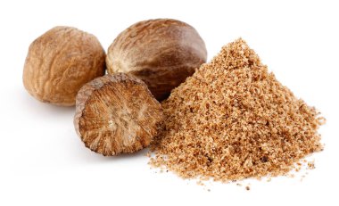 Beyaz arka plan üzerinde izole bütün ve rendelenmiş hindistan cevizi