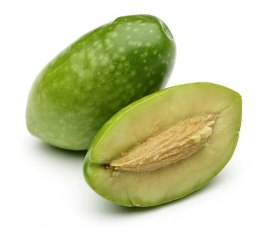 Yarısı beyaz arka plan üzerinde izole yeşil zeytin