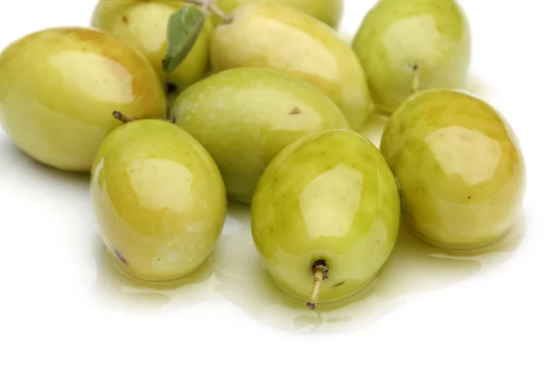 Aceitunas Verdes Hojas Aisladas Sobre Fondo Blanco — Foto de Stock