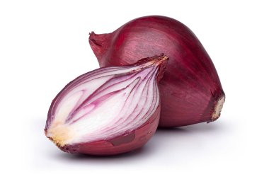 Beyaz arkaplanda kırmızı soğan izole edildi