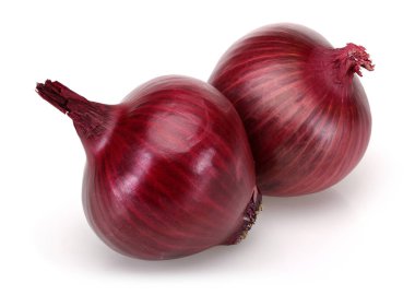 Beyaz arkaplanda kırmızı soğan izole edildi