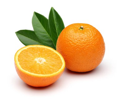 Taze portakal ve beyaz arka plan üzerinde izole yaprakları