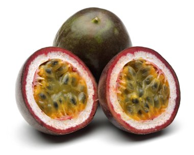 Tutku meyveleri beyaz arka planda izole