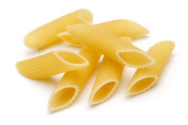 Beyaz arka plan üzerinde izole penne makarna