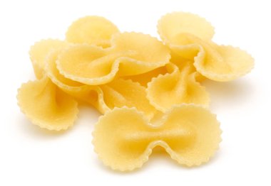 Farfalle, beyaz arka plan üzerinde izole kelebek makarna