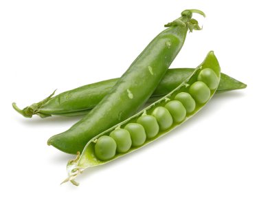 Taze yeşil bezelye beyaz arkaplanda izole