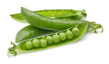 Taze yeşil bezelye beyaz arkaplanda izole