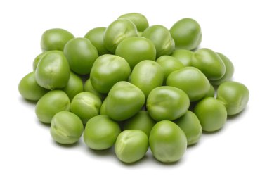 Taze yeşil bezelye beyaz arkaplanda izole