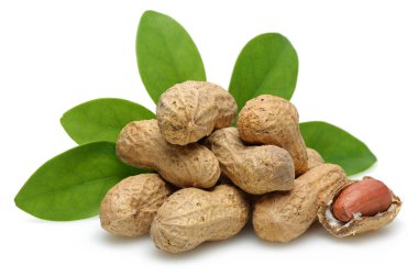 Fıstıklar beyaz arkaplanda izole edilmiş, makro çekim