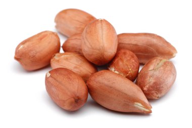 Fıstıklar beyaz arkaplanda izole edilmiş, makro çekim