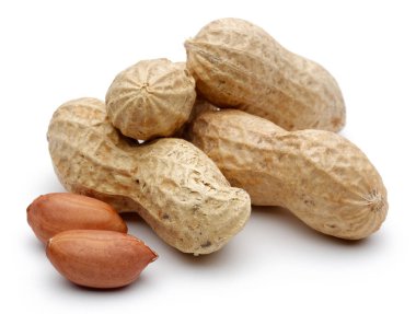 Fıstıklar beyaz arkaplanda izole edilmiş, makro çekim