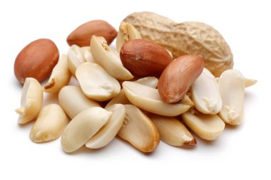 Fıstıklar beyaz arkaplanda izole edilmiş, makro çekim