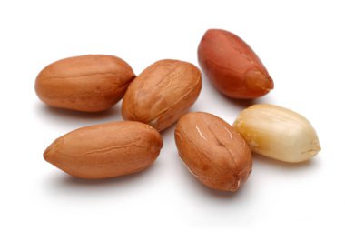 Fıstıklar beyaz arkaplanda izole edilmiş, makro çekim