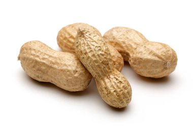 Fıstıklar beyaz arkaplanda izole edilmiş, makro çekim