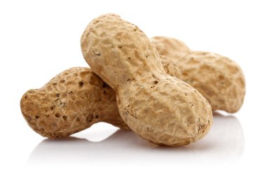 Fıstıklar beyaz arkaplanda izole edilmiş, makro çekim