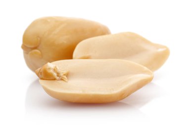 Fıstıklar beyaz arkaplanda izole edilmiş, makro çekim