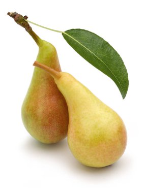 Taze armut ve beyaz arka plan üzerinde izole yaprak