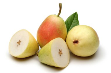 Taze armut ve beyaz arka plan üzerinde izole yaprak