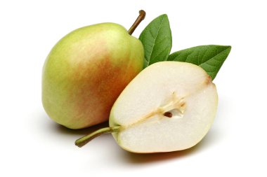 Taze armut ve beyaz arka plan üzerinde izole yaprak