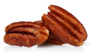 Soyulmuş cevizler beyaz arkaplanda izole edilmiş.