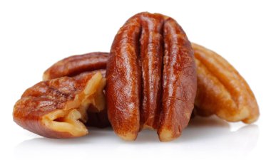 Soyulmuş cevizler beyaz arkaplanda izole edilmiş.