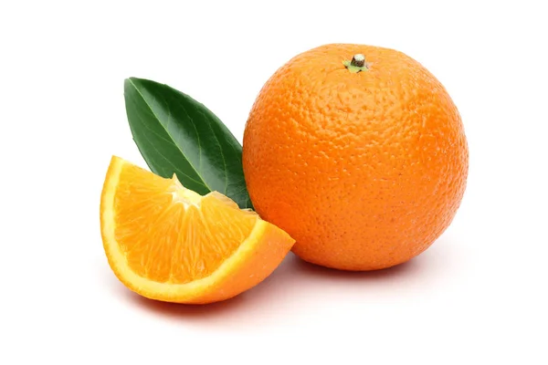Frische Orangen Und Blätter Isoliert Auf Weißem Hintergrund — Stockfoto