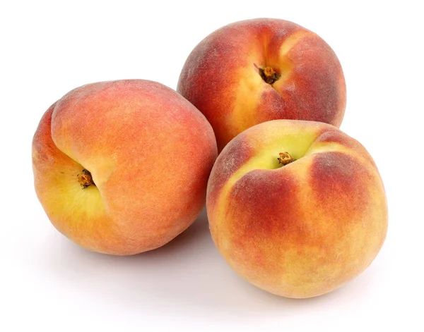 白い背景に隔離された熟した桃の果実 — ストック写真