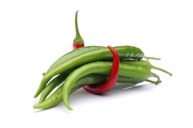Beyaz arka plan üzerinde izole taze yeşil ve kırmızı biber