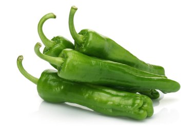 Taze Yeşil Biber Beyaz Arkaplanda İzole Edildi