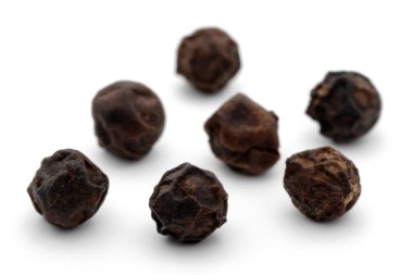 izole beyaz zemin üzerine siyah biber