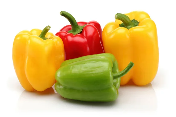 Žluté Červené Zelené Papriky Izolované Bílém Pozadí — Stock fotografie
