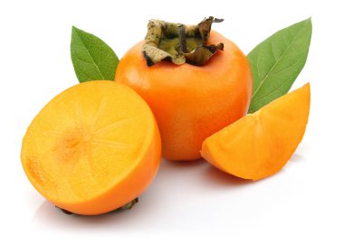 Trabzon hurması meyve dilim ve beyaz arka plan üzerinde izole yaprak ile