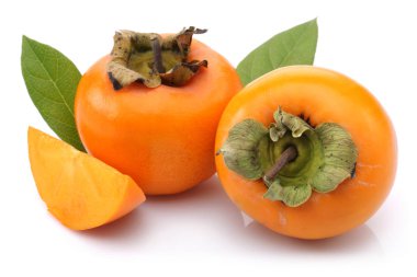 Trabzon hurması meyve dilim ve beyaz arka plan üzerinde izole yaprak ile