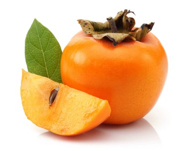 Trabzon hurması meyve dilim ve beyaz arka plan üzerinde izole yaprak ile