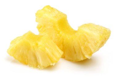 Beyaz arka plan üzerinde izole olgun ananas meyve dilimleri