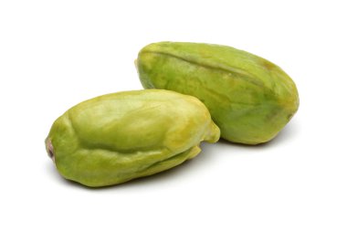 Beyaz arka plan üzerinde izole taze fıstık fındık