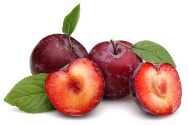 Yaprak beyaz arka plan üzerinde izole kırmızı erik