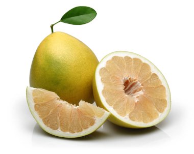 Beyaz arka plan üzerinde izole taze pomelo meyve