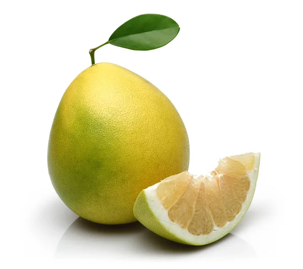 Beyaz arka plan üzerinde izole taze pomelo meyve