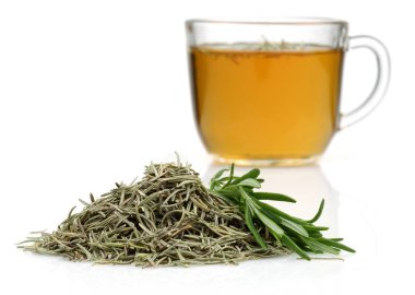 Çay bardağı ile beyaz arka plan üzerinde izole kurutulmuş ve taze biberiye