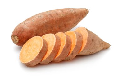 Beyaz arka planda dilimlenmiş tatlı patates