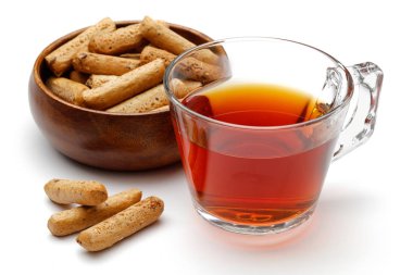 Bir cam bardak ve beyaz arka plan üzerinde izole breadsticks çay