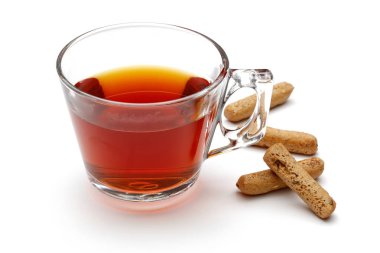 Bir cam bardak ve beyaz arka plan üzerinde izole breadsticks çay