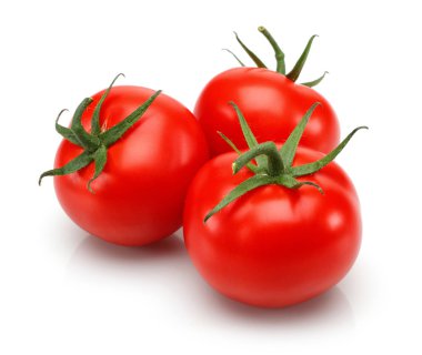 Beyaz arka planda izole edilmiş taze domatesler