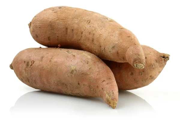 Ganze Süßkartoffeln Isoliert Auf Weißem Hintergrund — Stockfoto