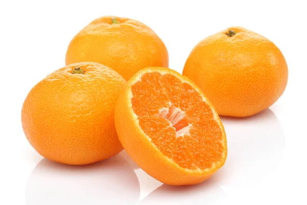 Vers Tangerine Fruit Met Schijfje Geïsoleerd Witte Achtergrond — Stockfoto