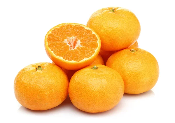 Frische Mandarinenfrüchte Mit Scheibe Isoliert Auf Weißem Hintergrund — Stockfoto